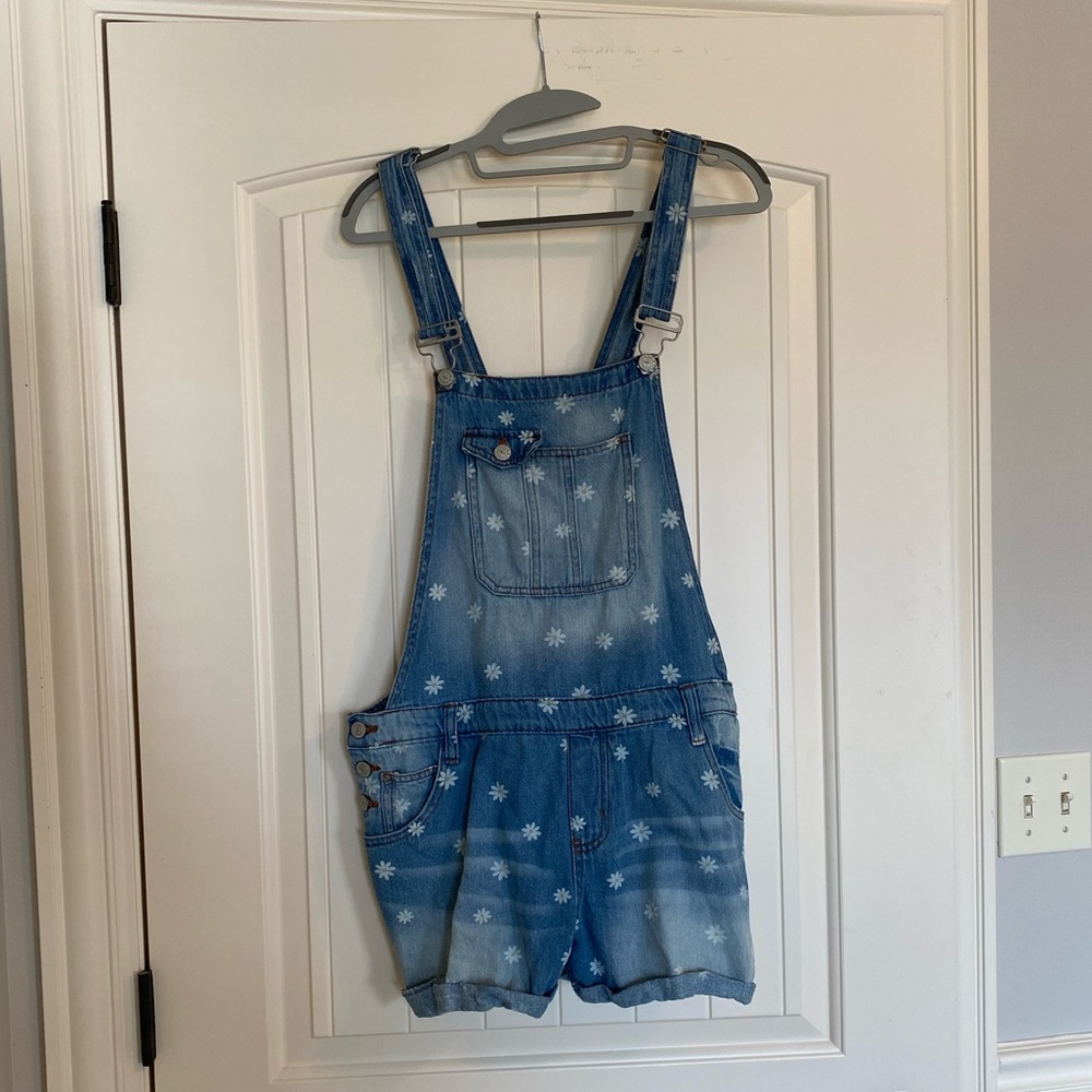 L.e.i daisy denim overall shorts